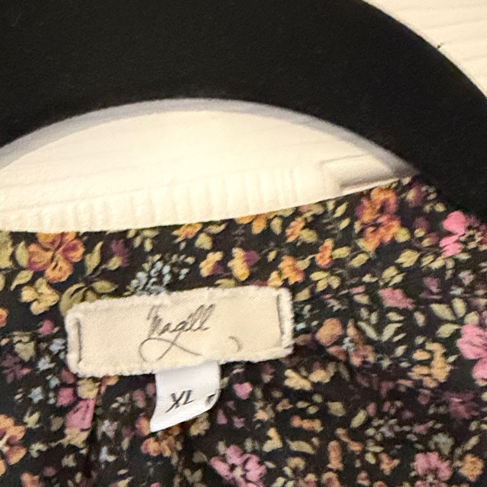Floral Button-Up Blouse - Picture 2 of 6